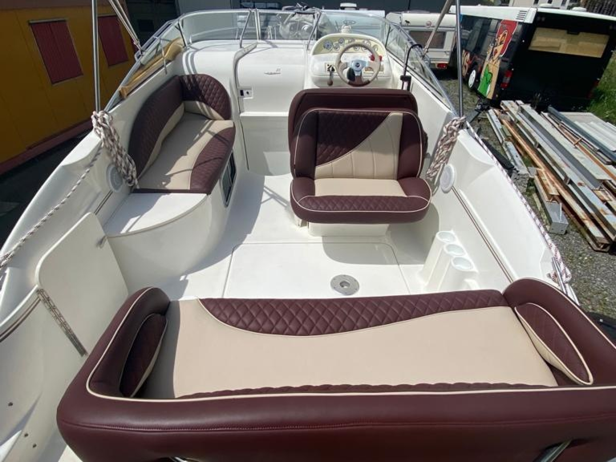 Larson 254 cabrio interior bild2