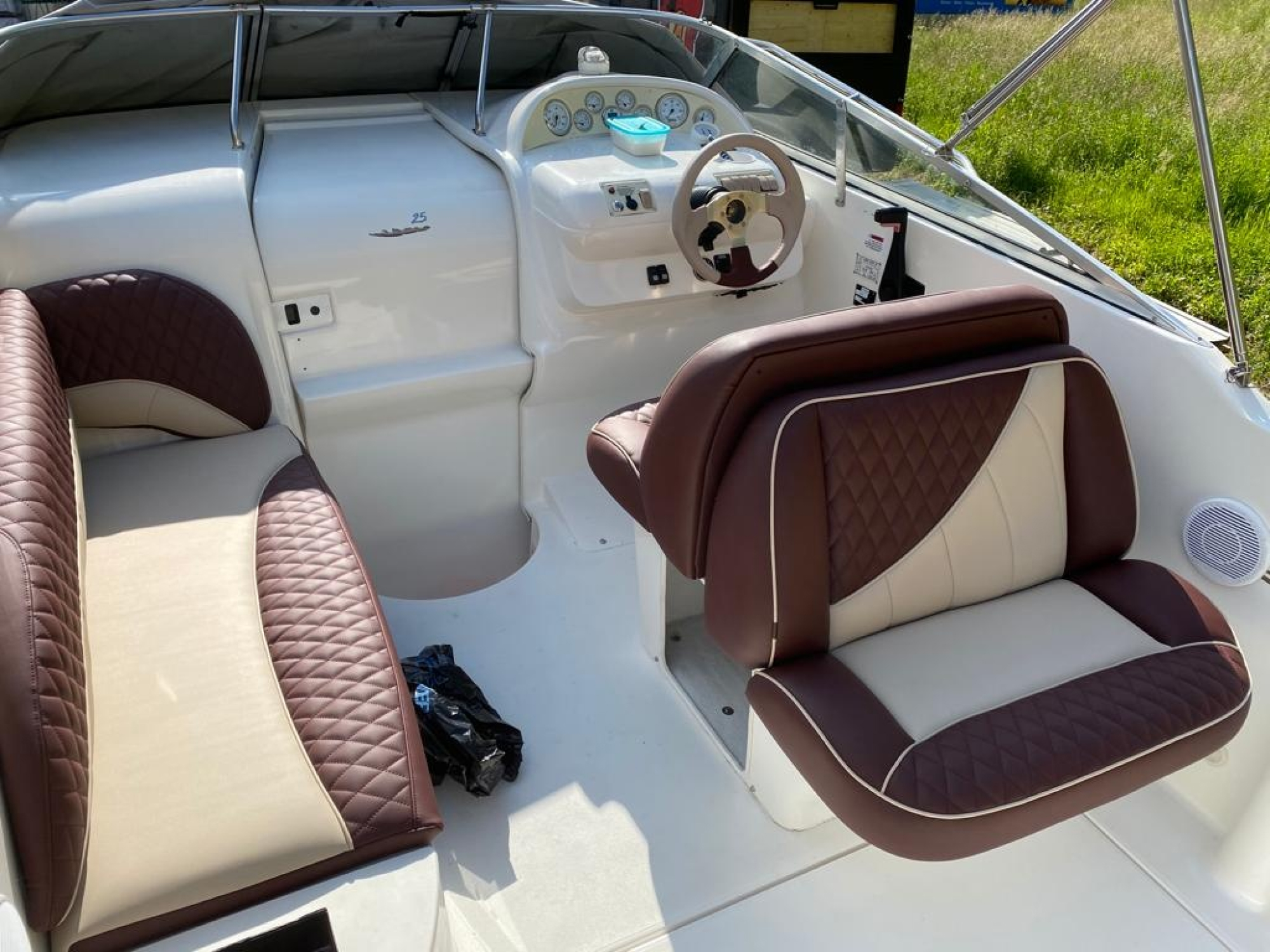 Larson 254 cabrio interior bild4