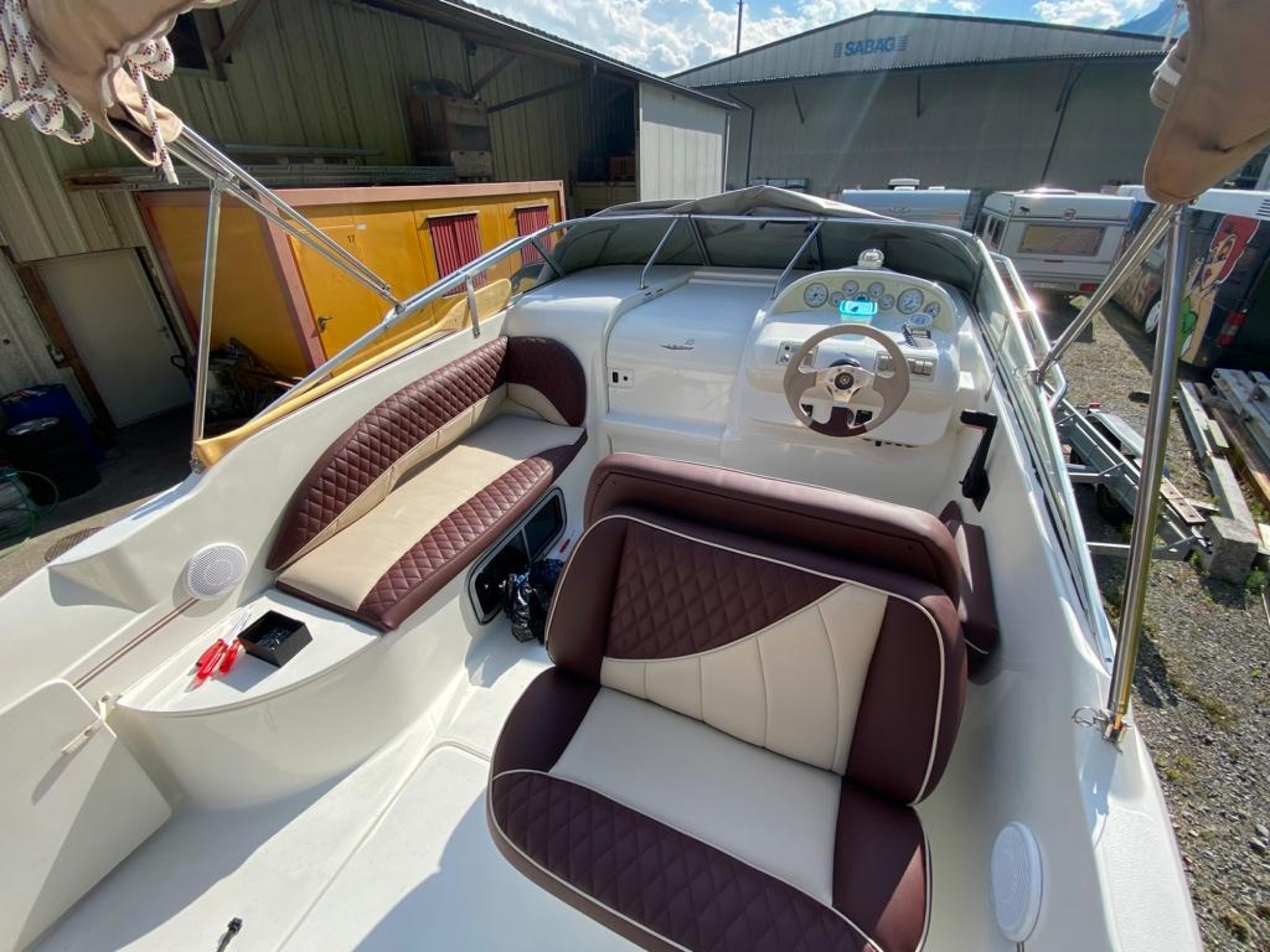 Larson 254 cabrio interior bild6